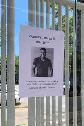 Cartazes divulgam concurso de sósia de Davi Brito pela cidade por Reprodução / Redes Sociais