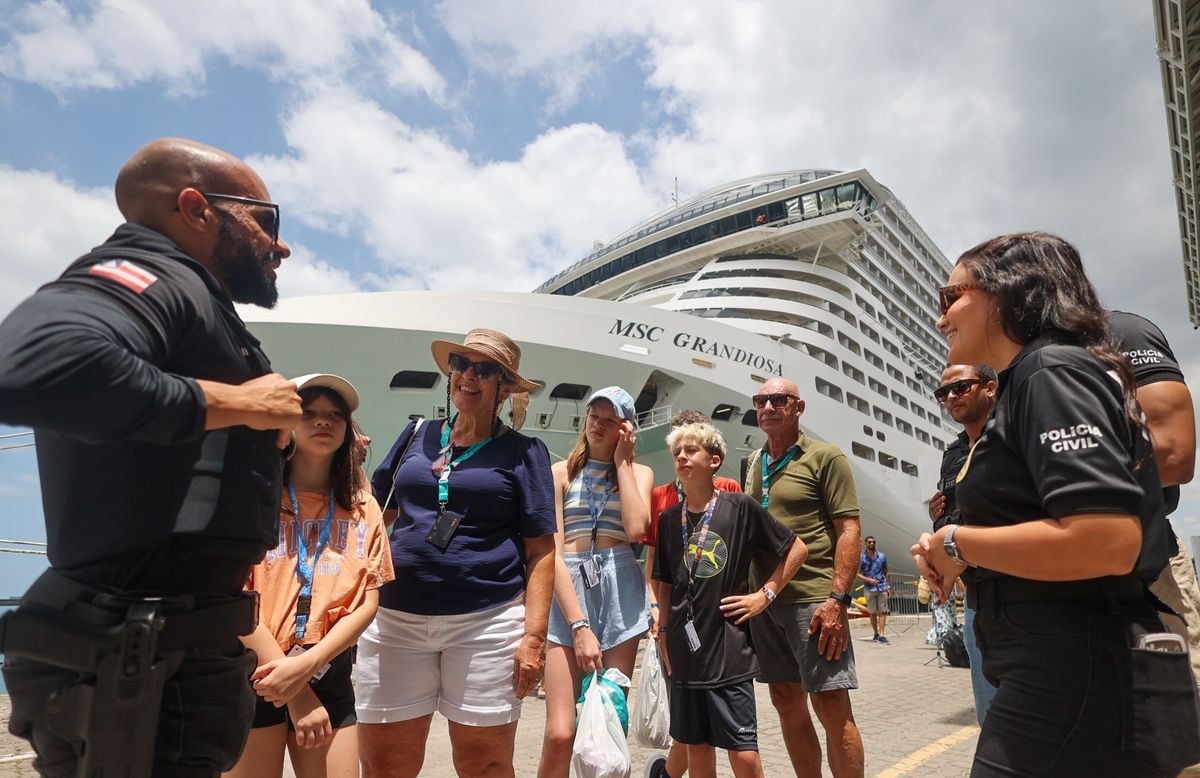 Policiais recebem turistas no Terminal Náutico de Salvador