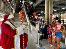 Imagem - Papai Noel alegra passageiros no metrô de Salvador