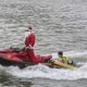 Imagem - Papai Noel dos bombeiros resgata jovens que faziam stand-up paddle e ficaram à deriva em praia