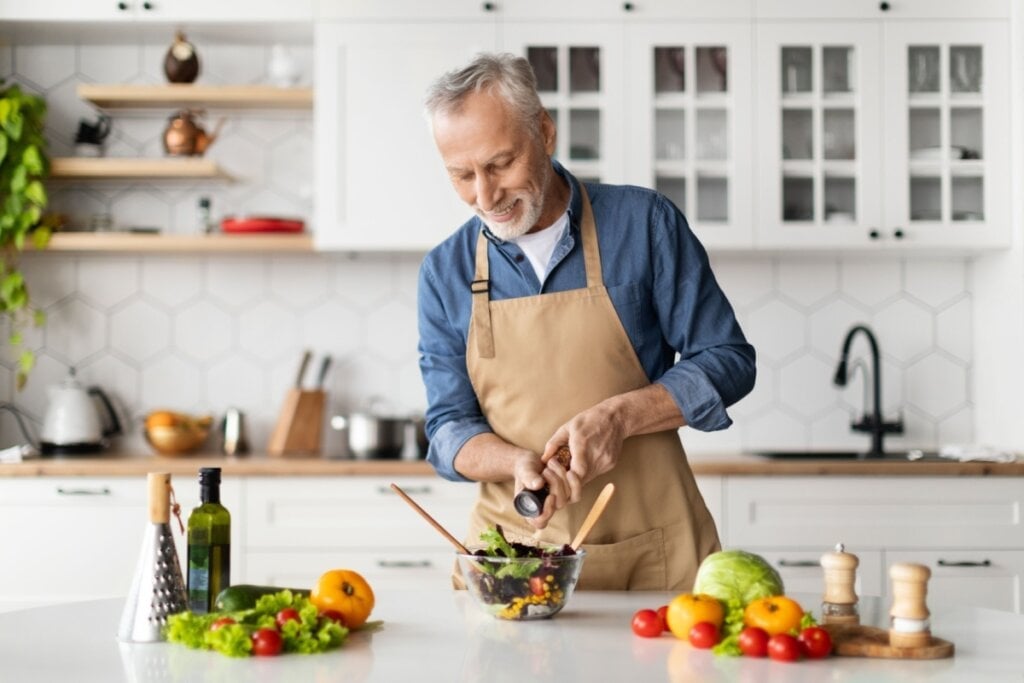 Manter uma alimentação balanceada e uma rotina de exercícios é indispensável para a saúde do coração (Imagem: Prostock-studio | Shutterstock)