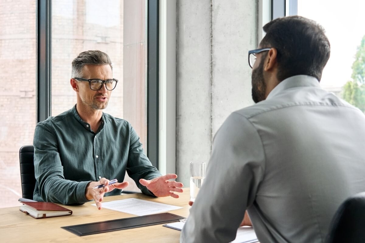 Para equilibrar os interesses sobre as férias, é necessário ter diálogo entre o funcionário e a empresa (Imagem: Ground Picture | Shutterstock) 