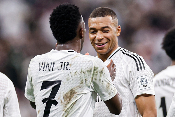 Vini Jr e Mbappe comemorando o primeiro gol da partida