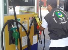 Imagem - Postos são interditados por venderem gasolina adulterada na Bahia