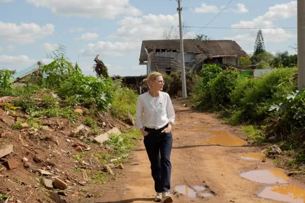 Cate Blanchett em área atingida por enchente no RS