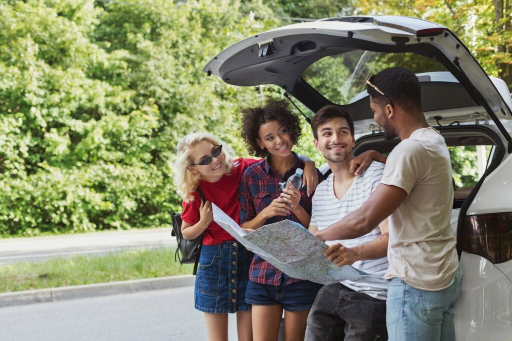 Pausas durante a viagem ajuda a evitar a sobrecarga da coluna (Imagem: Prostock-studio | Shutterstock)