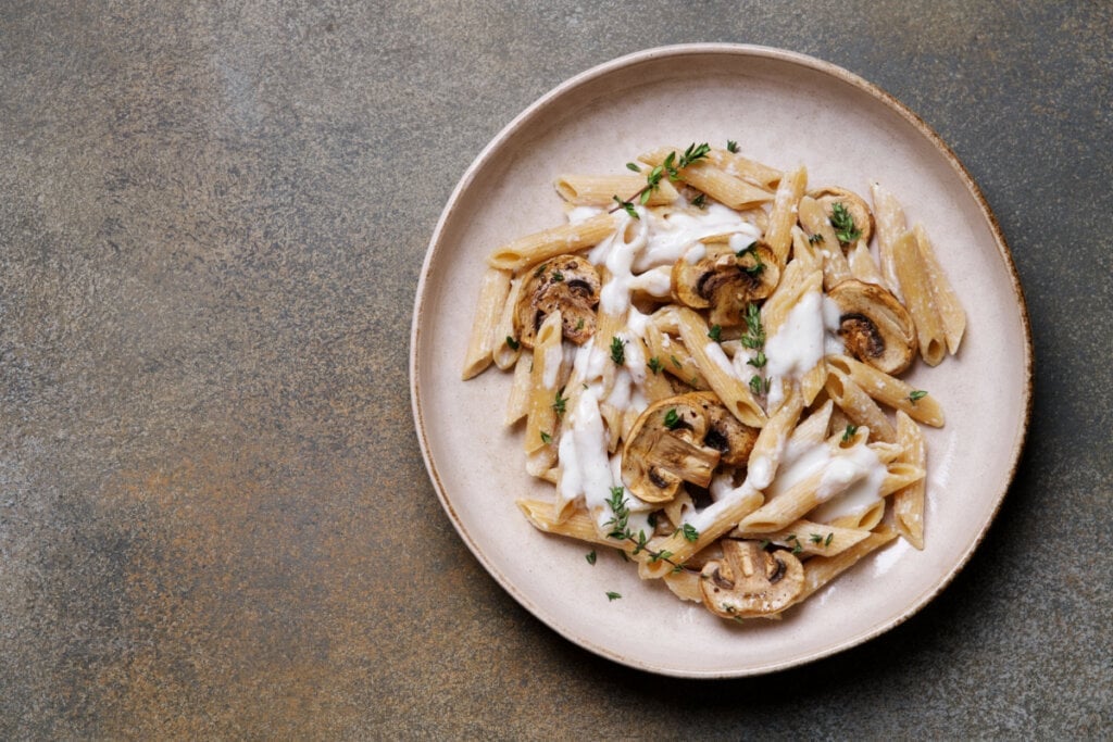 Penne ao molho de cogumelo (Imagem: Anna Puzatykh | Shutterstock)