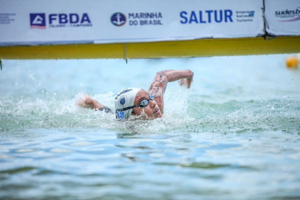 Luísa Sugimoto participa pelo segundo ano da Travessia Itaparica-Salvador