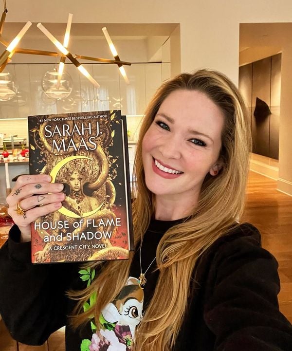 Sarah J. Maas é autora de romantasias como Acotar e Crescent City