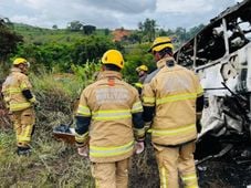 Imagem - Bombeiros encerram resgate em acidente com ônibus que seguia para Vitória da Conquista