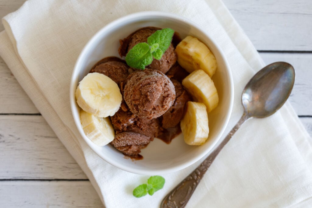 Sorvete de banana com cacau (Imagem: laksena | Shutterstock)