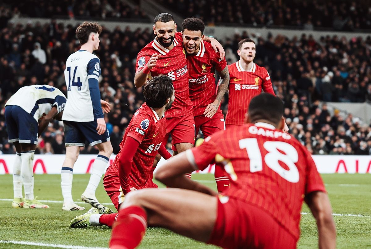 Em dia inspirado de Salah, Liverpool venceu o Tottenham