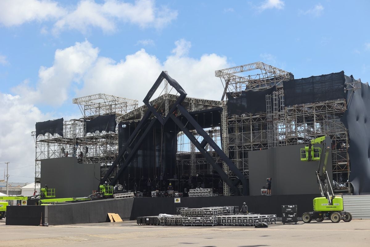 Estrutura está sendo montada na orla da Boca do Rio