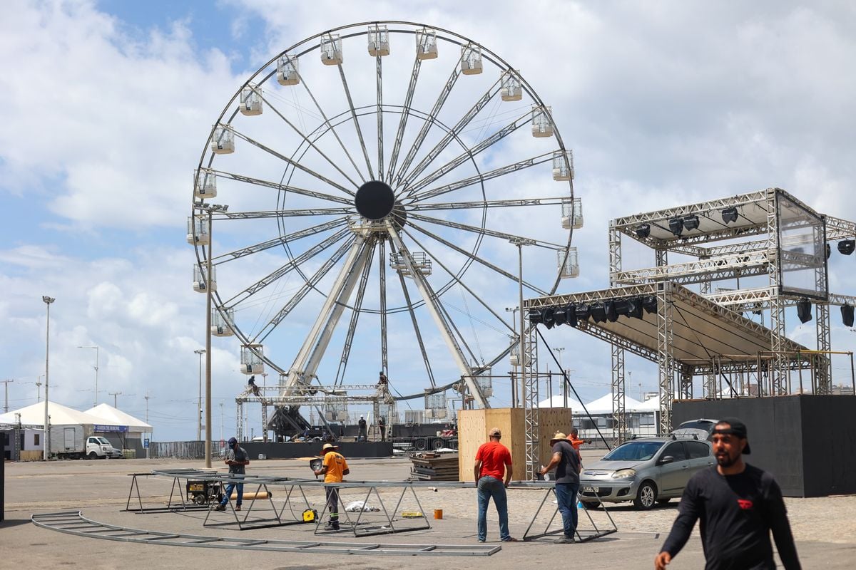 Roda gigante sendo preparada para o festival