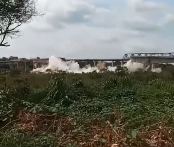 Três caminhões caíram no Rio Tocantins no momento em que a ponte cedeu