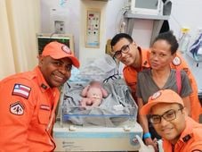 Imagem - Bombeiros do Salvar realizam parto dentro de ambulância em Salvador