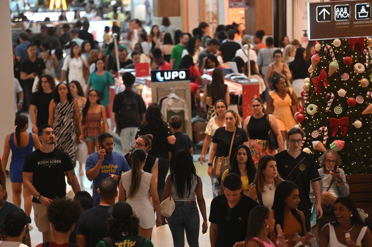 Clientes foram as lojas nessa segunda-feira