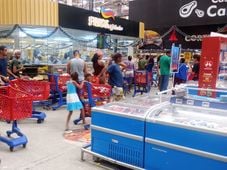 Imagem - Clientes lotam os mercados para garantir os últimos itens da ceia de Natal