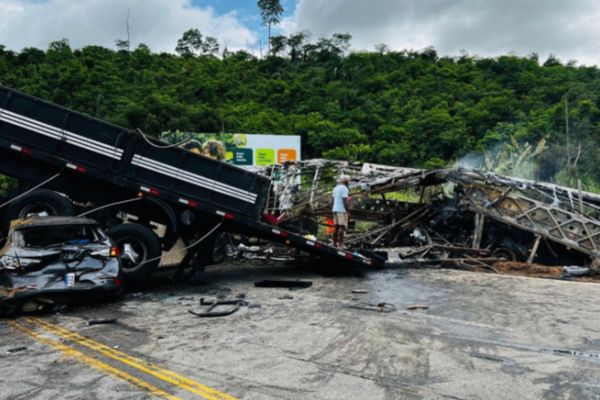 Acidente em Minas Gerais envolveu três veículos