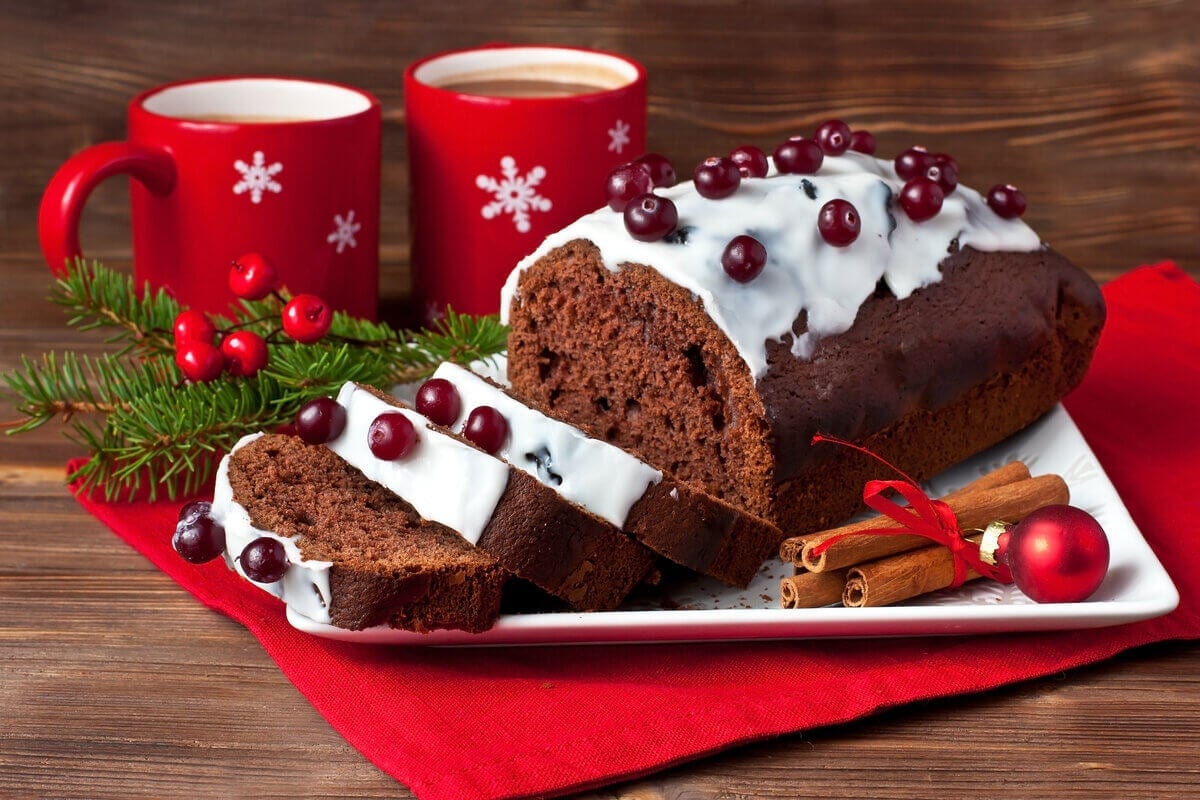 Bolo de chocolate com glacê e cereja (Imagem: harexape | Shutterstock)