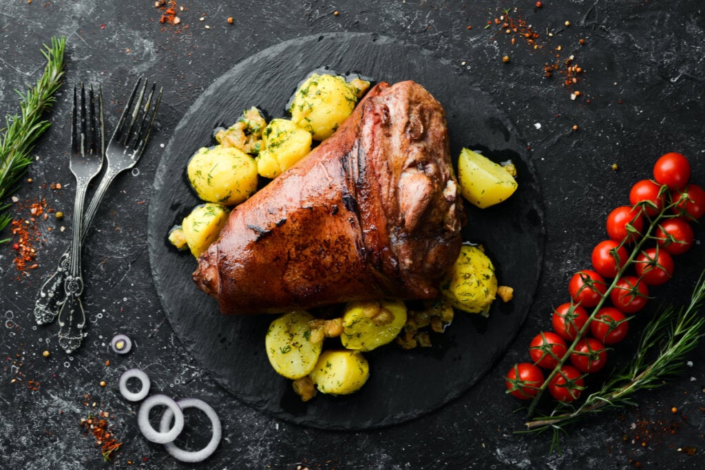 Pernil assado com batata (Imagem: YARUNIV Studio | Shutterstock)