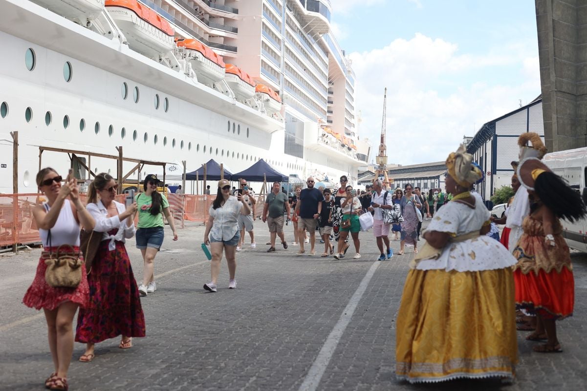 Turistas desembarcam em Terminal Marítimo de Salvador