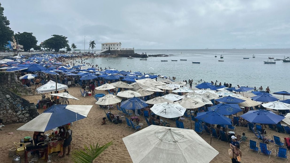 Imagem - Deu praia em Salvador: chuva rápida não afasta banhistas do Porto da Barra