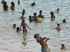 Imagem - Confusão: Banhistas e jogadores de futevôlei disputam espaço na praia do Porto da Barra