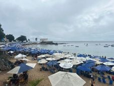 Imagem - Deu praia em Salvador: chuva rápida não afasta banhistas do Porto da Barra