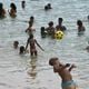 Imagem - Confusão: Banhistas e jogadores de futevôlei disputam espaço na praia do Porto da Barra