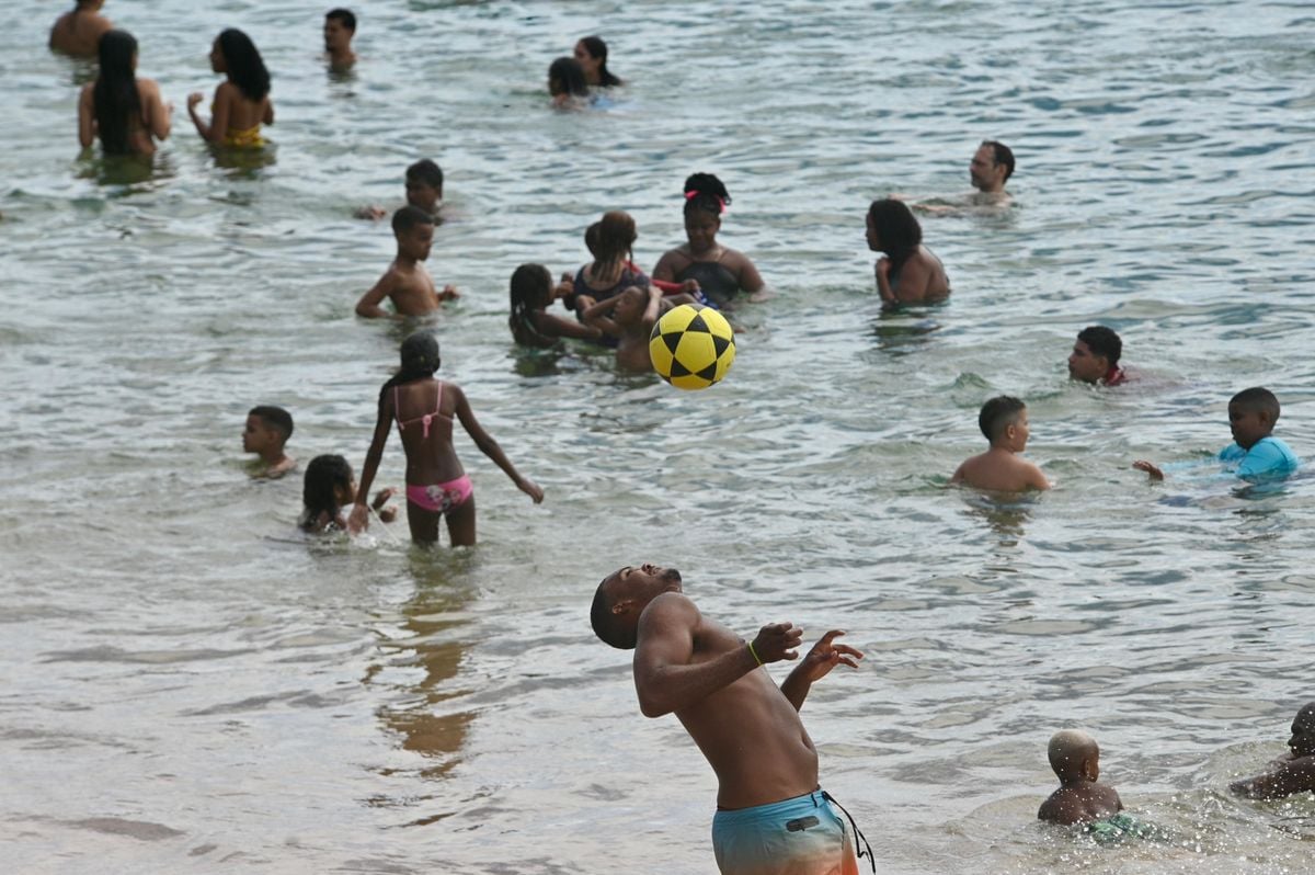 Banhistas curtem o Porto da Barra