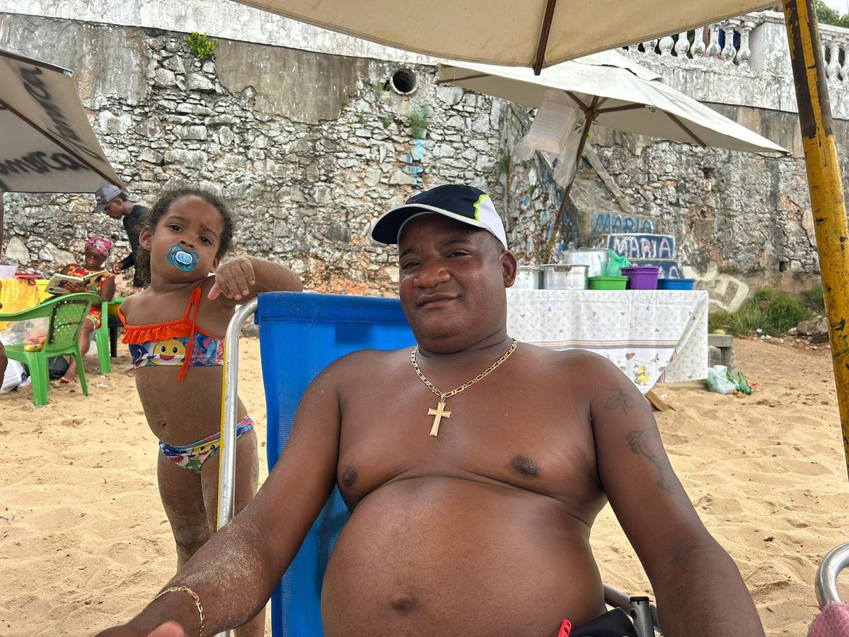 Reinaldo Filho e Bruna dos Santos curtem feriado na praia