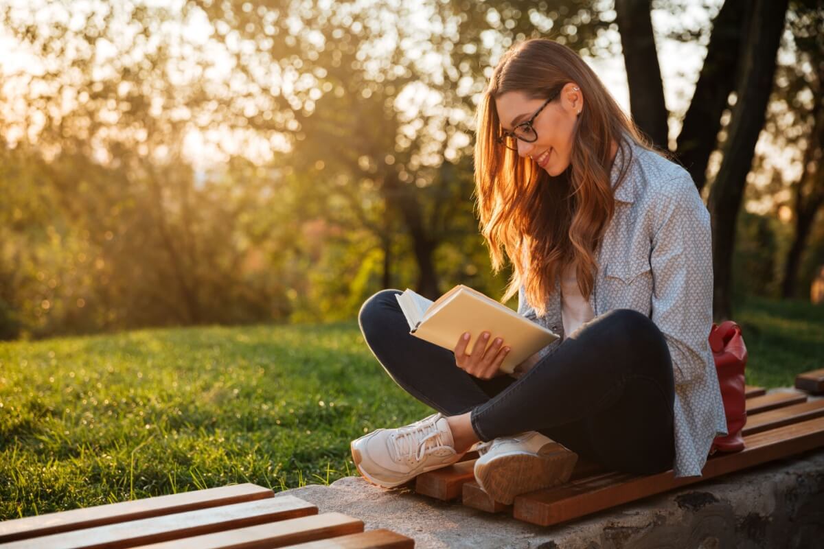 A literatura young adult é uma ótima opção para quem busca histórias emocionantes (Imagem: Dean Drobot | Shutterstock)