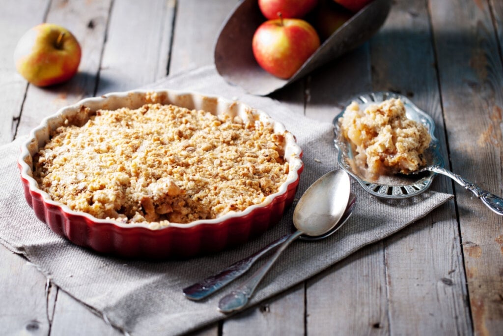 Crumble de maçã e aveia (Imagem: Anna_Pustynnikova | Shutterstock)