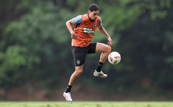 Hugo em treino do Botafogo