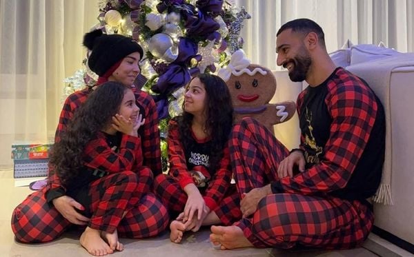 Salah publicou foto com a esposa e filhas em frente a uma árvore de Natal