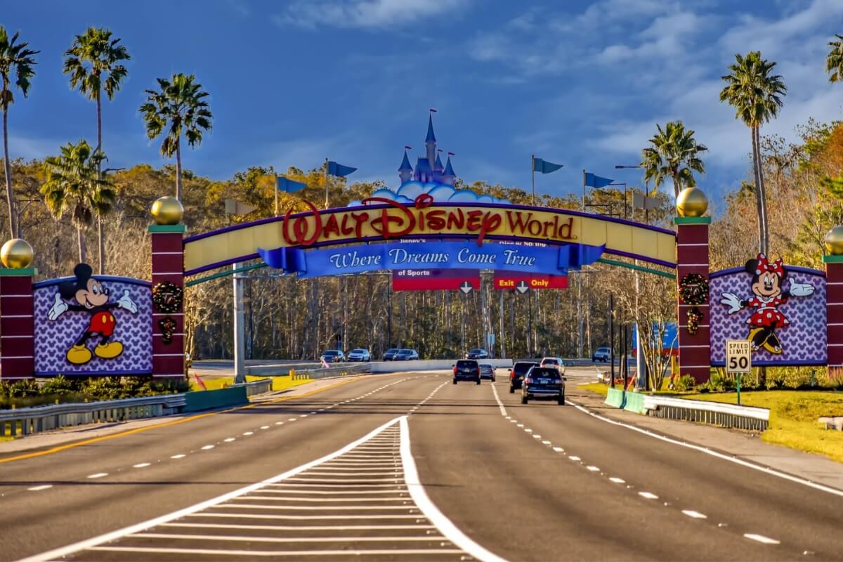 O passeio na Disney pode ficar mais fácil com algumas dicas (Imagem: VIAVAL TOURS | Shutterstock) 