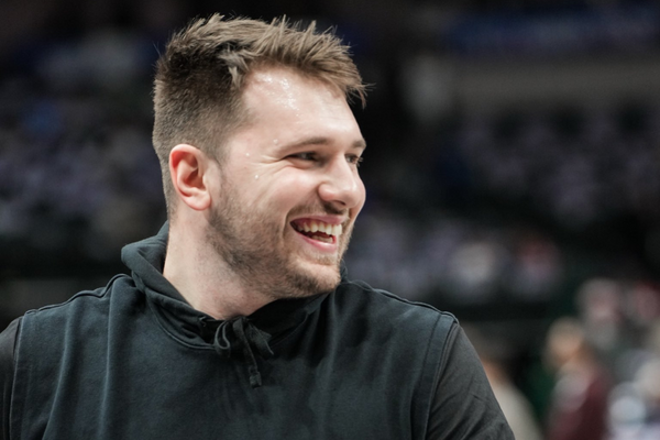 Luka Doncic ficará cerca de um mês afastado por causa de uma lesão na panturrilha