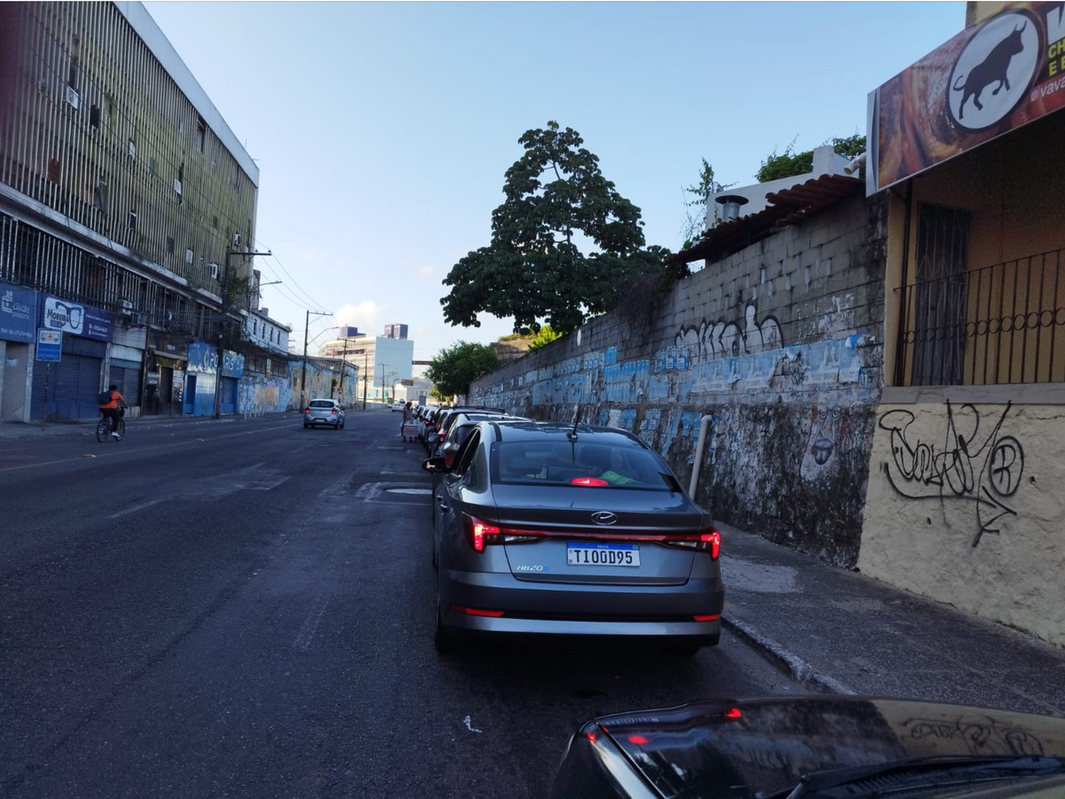 A fila na manhã deste sábado chegava à Calçada