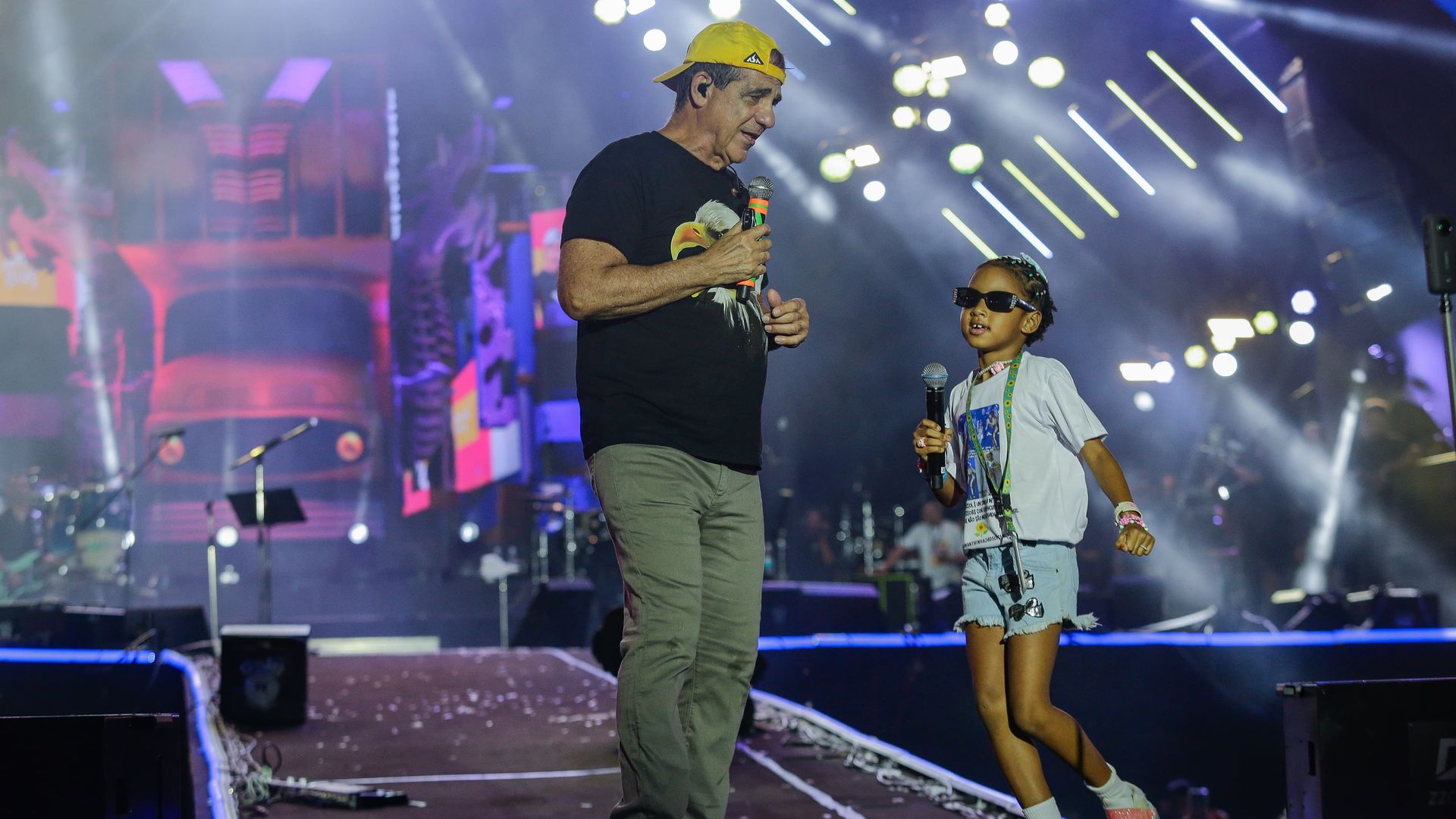 Imagem - Em dueto inesperado, Durval convida menina para o palco e canta 'Só Fé'