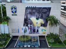 Imagem - Eleito melhor do mundo, Vini Jr recebe homenagem com foto na fachada da CBF