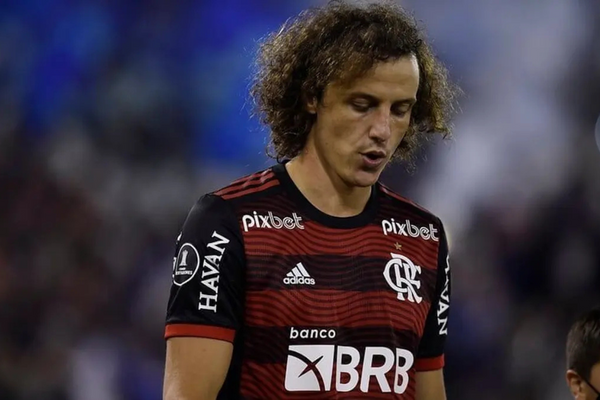 David Luiz afirmou que ficou sabendo da saída do clube através das redes sociais