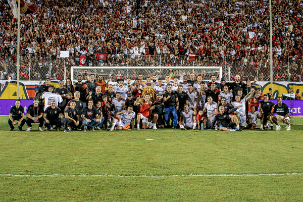 Elenco do Vitória após partida contra o Fortaleza, no Barradão