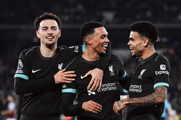 Liverpool goleia West Ham e dispara na ponta do Campeonato Inglês