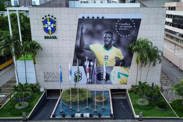 Vini Jr homenageado na fachada da sede da CBF, no Rio de Janeiro