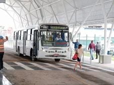 Imagem - Ônibus voltam a circular em localidades de Lauro de Freitas após caso de violência