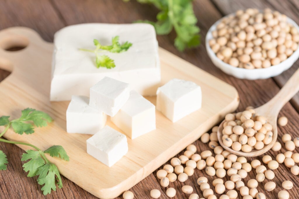 O tofu, feito a partir da soja, é uma excelente fonte de proteína (Imagem: inewsfoto | Shutterstock)