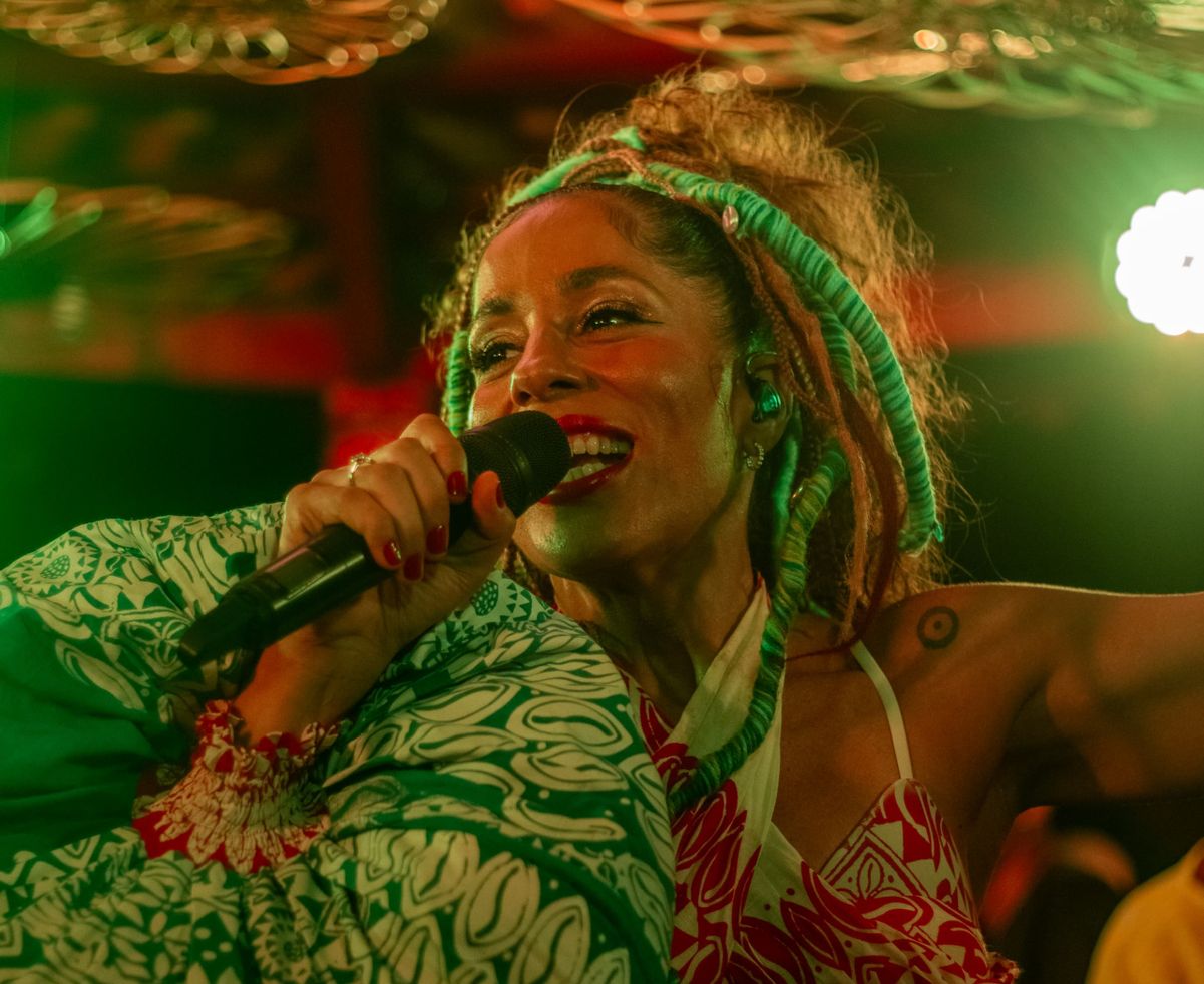 Marcia Castro lançou um álbum só com repertório de samba reggae