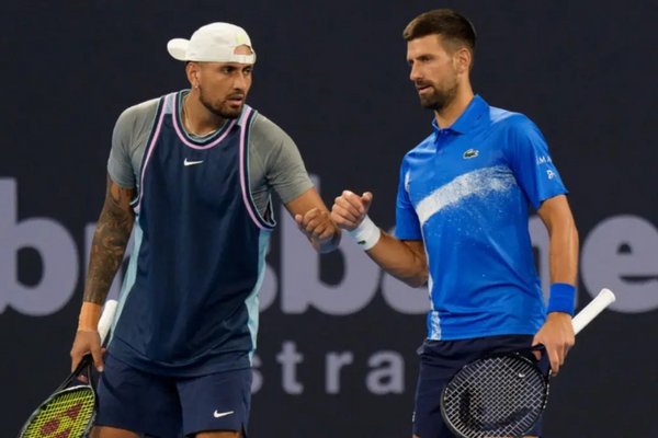 Novak Djokovic estreou no torneio de Brisbane ao lado do amigo Nick Kyrgios