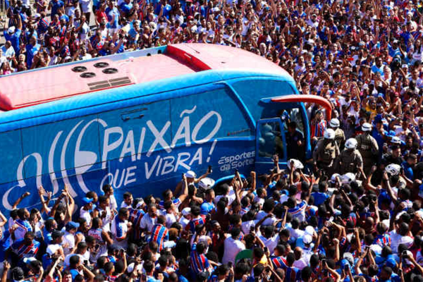 Ônibus do Bahia sendo recebido para o jogo pela vaga na Libertadores